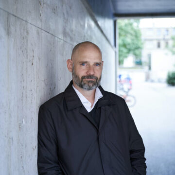 Opgavebeskrivelse:

Mødetid og sted på opgaven: 4/4 kl 10-12

Navne på de personer der medvirker: Michael Molin

Special instruktioner: Nej

Særlige ønsker til billeder: Nej

Skal der sendes straks-billeder: Nej
Hvis ja, så hvilke:

Skal der laves video: Nej
Hvis ja, beskriv kort hvilken video der skal laves

Hvornår: Fredag den 4. september 2020 kl. 10.00-12:00 
Placering: Hostrups Have 35, 1.tv. 1954 frb C

Journalist, navn og tlf: Maibrit Jürs, 30313146

Fotograf, navn og tlf: 

Note til fotografen: Vi skal have billeder af Michael Molin, der er politibetjent med en masse traumatiske oplevelser i bagagen. Han er nu terapeut og hjælper andre i uniform med deres traumer. + Han har skrevet en bog om traumer hos mennesker med uniform. 
Opgaven foregår i hans praksis.